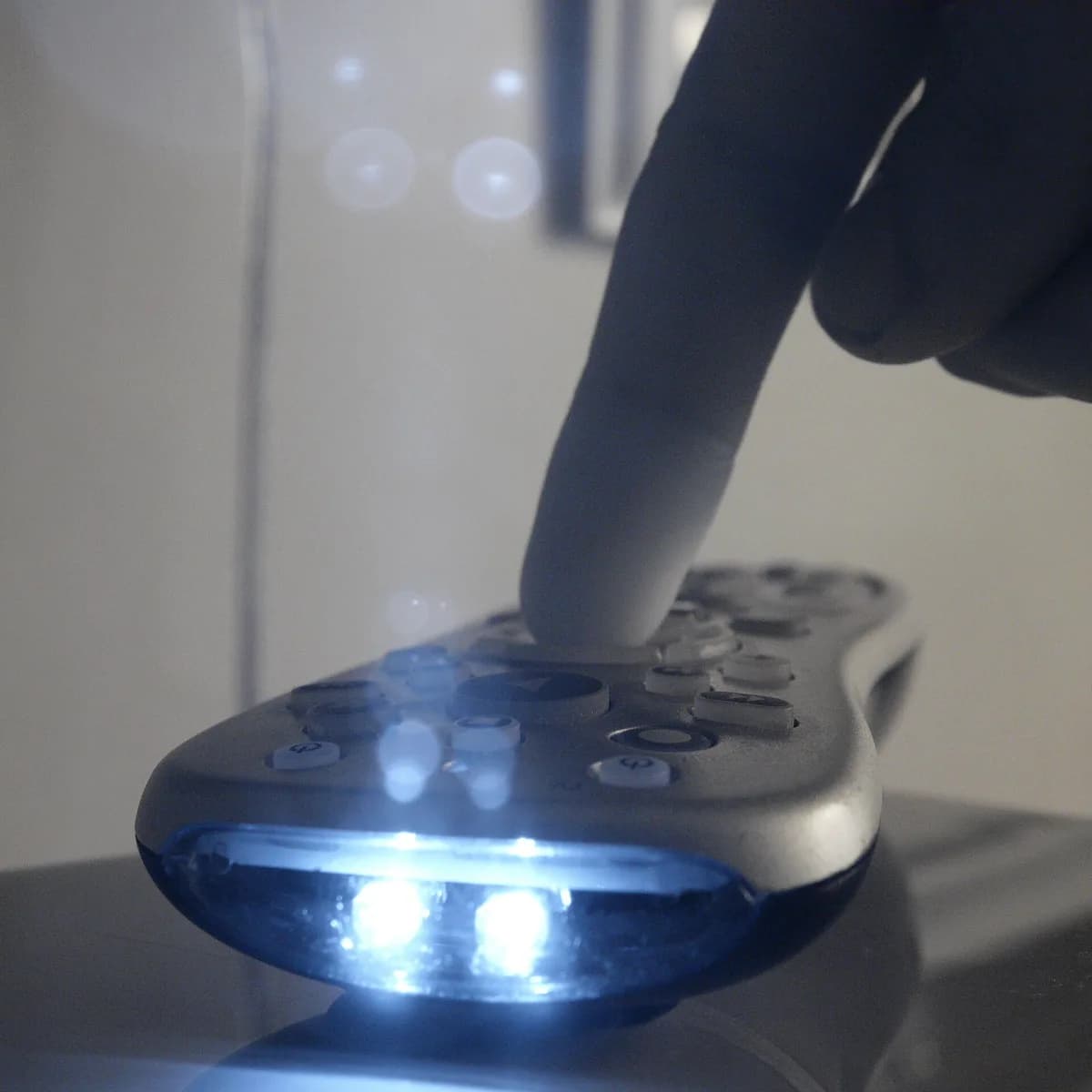 LEDs infravermelhos acesos em um controle remoto